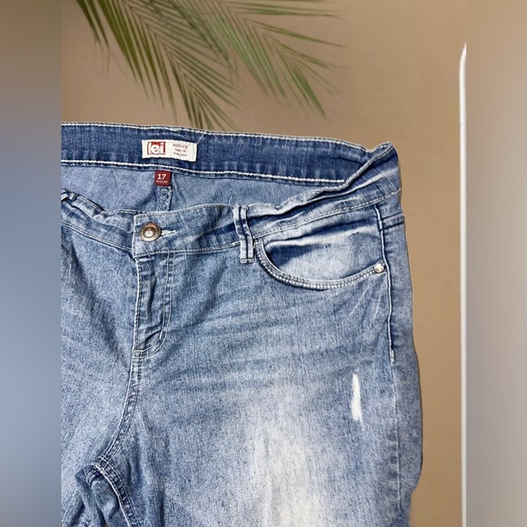 LEI Ashley Jeans Low Rise Boot Cut Embroidered Jr Sz 17Reg RhinestoneDistressed - Picture 4 of 6